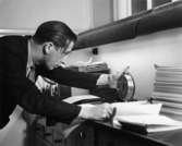 Pappersprovning.
en okänd man på bilden