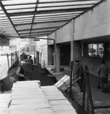 Lastning, järnvägsvagn.
Fem okända män.