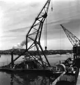 PM 3 Yankeecylindern transporteras till Papyrus fabriksområde via sjön, år 1950.