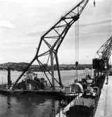 PM 3 Yankeecylindern transporteras till Papyrus fabriksområde via sjön, år 1950.