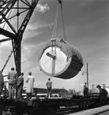 PM 3 Yankeecylindern transporteras till Papyrus fabriksområde via sjön.
Transport av SJ:s katastrofkran??
Några män är med på bilden.