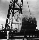 PM 3 Yankeecylindern transporteras till Papyrus fabriksområde via sjön.
Transport av SJ:s katastrofkran??
Några män är med på bilden.