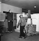 Säkerhetstjänst, truckar.
Två män med på bilden