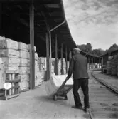 Säkerhetstjänst, transport av balar.
en man med på bilden.