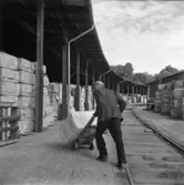 Säkerhetstjänst, transport av balar.
En man med på bilden.