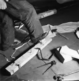 Säkerhetstjänst, spiktramp.
En man med på bilden.