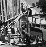 Säkerhetstjänst, hängande last.
En man med på bilden.