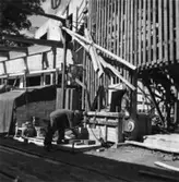 Säkerhetstjänst, hängande last.
En man med på bilden.