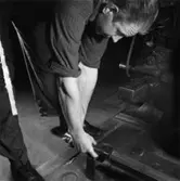 Säkerhetstjänst, spindeliläggning.
En man med på bilden.