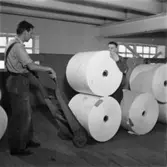 Säkerhetstjänst, transport rullar.
Två män på bilden.