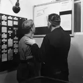 Säkerhetstjänst, propaganda.
Två män med på bilden.