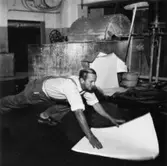 Säkerhetstjänst, halkning.
En man med på bilden.