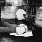 Säkerhetstjänst, halkning.
En man med på bilden.