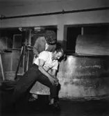 Säkerhetstjänst, halkning.
Två män med på bilden.