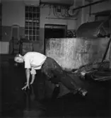 Säkerhetstjänst, halkning.
En man med på bilden.