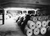 Interiör av ett lager med pappersrullar på Papyrus fabriksområde.