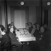 Tjänstemännen på Papyrus har personalfest, 16/4-1948.
Från vänster. Nr 1 Henry Jansson, nr 2 okänd, nr 3 okänd, nr 4 Eberhard Nyholm, nr 5 okänd, nr 6 Wiggo Odenius, nr 7 Ester Nilsson, nr 8 Göte Larsson och nr 9 Erik Ågren.