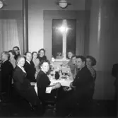 Tjänstemännen på Papyrus har personalfest, 16/4-1948.
Till höger Arne Brundin.