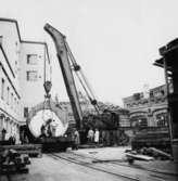 PM3 Yankeecylinder, transport med SJ:s katastrofkran.
En grupp okända män.