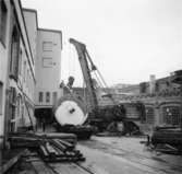 PM3 Yankeecylinder, transport med SJ:s katastrofkran.
En grupp okända män.
