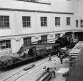 PM3 Yankeecylinder, transport med SJ:s katastrofkran.
En grupp okända män.