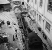 PM3 Yankeecylinder, transport med SJ:s katastrofkran.
En grupp okända män.