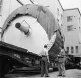 PM3 Yankeecylinder, transport med SJ:s katastrofkran.
Två okända män.