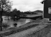 Maskinistbostaden Ö 63 N. Källman den 16 april 1951. Högvadsån gick här upp så högt att källaren fylldes.