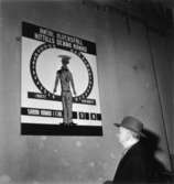 Fabriksvisning för anställdas anhöriga den 19 maj 1953.
En okänd man.