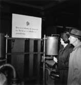Fabriksvisning för anställdas anhöriga den 19 maj 1953.
Två okända personer.