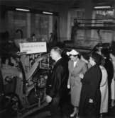 Fabriksvisning för anstÂ¤lldas anhöriga den 19 maj 1953.
