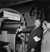 Fabriksvisning för anställdas anhöriga den 19 maj 1953.
Två okända personer.