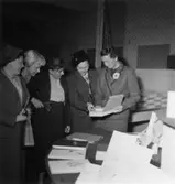 Fabriksvisning för anställdas anhöriga den 19 maj 1953.
En grupp okända personer.