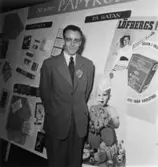 Fabriksvisning för anställdas anhöriga den 19 maj 1953.
Ingenjör K-E Tollgerdt.