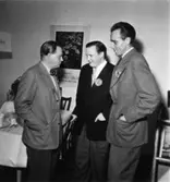Fabriksvisning för anställdas anhöriga den 19 maj 1953.
Folke Holmström i mitten, Håkan Törnqvist, K-E Tollgert.