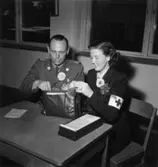 Fabriksvisning för anställdas anhöriga den 19 maj 1953.
Linus Almingel, Majji Janefors.