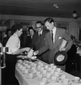 Fabriksvisning för anställdas anhöriga den 19 maj 1953.
Ingenjör William Tibell, kamrer Harald.