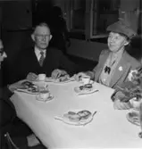 Fabriksvisning för anställdas anhöriga den 19 maj 1953.
Två okända personer.