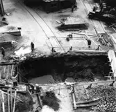 Byggnad nr 6 i Papyrus fabriker. Kulvert till ångcentral.
Några män är med på bilden.