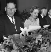 Personalfest 1954.
Fr.v. disponent Hans Hulthén, okänd.
Foto: Fröken Melander.