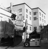 Lossning av massa med truck.
T.h. Helmer Åhlander.