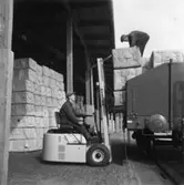 Lossning av massa med truck.
Astor Johansson, Evert Samuelsson.