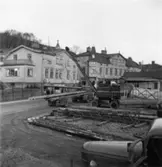 Byggnad N:o 6, tillbyggnad 1954. Lossning av betongpålar.