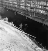 Byggnad N:o 6, tillbyggnad 1954. Isolering av grund.