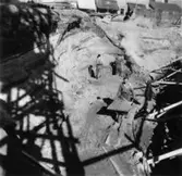Byggnad N:o 6, tillbyggnad 1954. Schaktning.
Tre okända män.