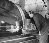 Pm 8, slipning av cylinder på Papyrus fabriker, januari 1954.
Två män är med på bilden. Fr.v. Ossian Forsell och Oskar Magnusson,