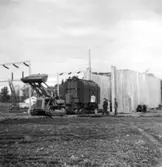 Transport av transformator 50 kW till Transformatorstation på Papyrus fabrik, 18/6-1955. Några män är med på bilden. Från vänster . Ingenjör Anton Andersson,Okänd man, Okänd man och Ingenjör K-E Tollgert.