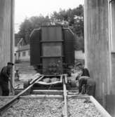 Transport av transformator 50 kW på Papyrus fabrik, 18/6-1955.
Fyra män är med på bilden. Fr.vänster. Maskinmästare Holger Jakobsson? ,Ingenjör Anton Andersson, okänd man och okänd man.
