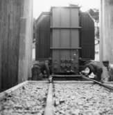 Transport av transformator 50 kW på Papyrus fabrik, 18/6-1955. Tre män är med på bilden. Från v. maskinmästare J. Holger Jakobsson. okädman och okänd man.