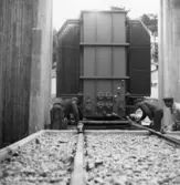 Transport av transformator 50 kW på Papyrus fabrik, 18/6-1955. Tre män är med på bilden. Från v. maskinmästare J. Holger Jakobsson. okädman och okänd man.